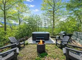 Smoky Ridge Retreat with Hot Tub & Bonfire-Family Friendly