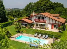 Maison d'exception à Arbonne, piscine privée saisonnière.
