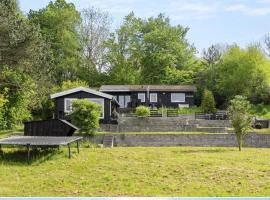 Hyggeligt sommerhus og større anneks, отель в городе Хольбек