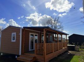Chalet Meerhuus Lauwersoog, hotel v destinaci Lauwersoog