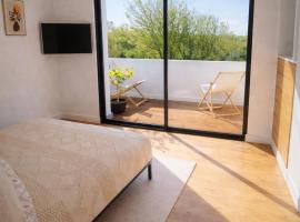 Maison privative avec piscine โรงแรมในกาสเตส์