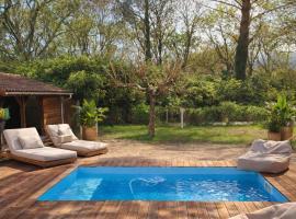 Villa pinède avec piscine, ξενοδοχείο σε Castets