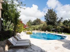 Casa Romy - 3 Bedroom Townhouse direkt am Pool, hotel a Paphos