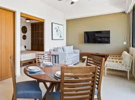 Modern condo with infinity pool, WiFI, plunge spa & ocean-view balcony