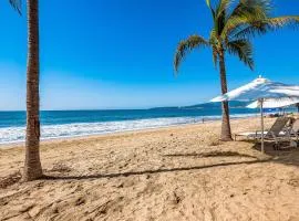 Golf-and-sea condo with panoramic ocean/mountain views, pool