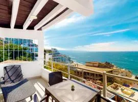 Modern & bright condo with ocean views & pool - walk to the beach