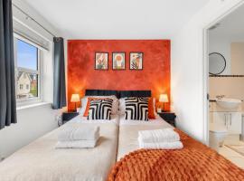 2BR House w Garden Parking Near Windsor & Heathrow, Hotel in Dorney