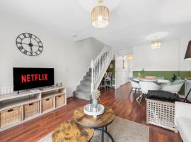 2BR En Suite House w Garden Parking Near Windsor & Heathrow, Hotel in Dorney