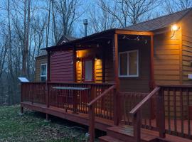 The Self-Care Tiny Cabin، فندق في Parsons