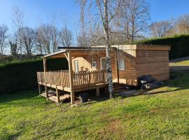 Chalet Bois aux portes de Fontenay le compte, hotel em Saint-Hilaire-des-Loges