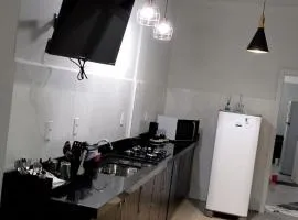 N 40 - Central com 2 quartos, ar condicionado e garagem