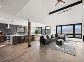 Mountain Retreat with Hot Tub & 10 Min to Ski Resort