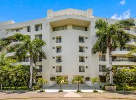 Stylish beach condo with balcony view, pool, WiFi & central AC
