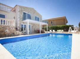 Villa Sumer with fabulous sea views and large pool, hotel u gradu 'Llucmajor'