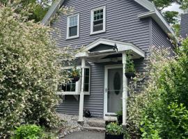 Downtown Boothbay Harbor, 2-Story Cottage, Hotel in Boothbay Harbor