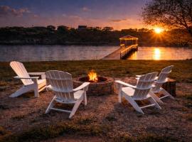 Blue Haven Lake Buchanan Waterfront Retreat with Private Dock, hotel i Burnet