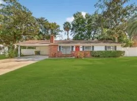 Cozy Stay Ocala, King Bed, Fenced yard, WIFI, Near WEC & Historic Downtown, Dogs Ok