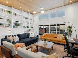Spacious 3BR3BA Retreat with Outdoor Space Sleeps 10, Steps from Subway