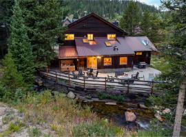 Slopeside Chalet on River Next To WP Resort I Fantastic Views I Private Hot Tub I Gas Firepit I Game Room, hotel i Winter Park