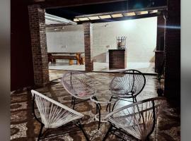 Casa con Piscina en Areguá, hotel Capiatában