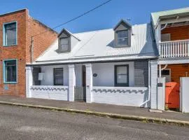 The Cottage Ada - Free Parking - Walk to City