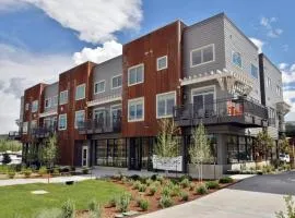 Downtown WP Loft 14 I Huge Hot Tub I Great Views I Additional Bunk Area