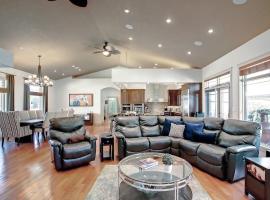 Coulee Estate - Hot Tub, Pool Table, Sleeps 10, hotel u gradu Dramheler