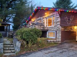 Charmant Chalet HUOT à Sainte-Lucie des-Laurentides、Sainte-Lucie-de-Doncasterのホテル