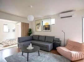 Bright 4BR Home in Ozu Sleeps 11 by Restavio