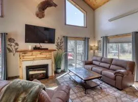 5 Miles from Mt- Rushmore with private hot tub