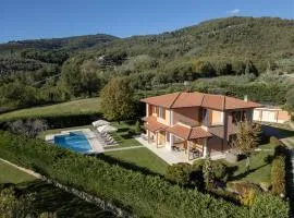 Villa in Tuscany with Private Pool & Views