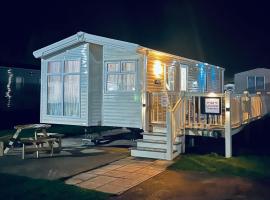 Calypso Hot Tub Breaks Tattershall Lakes Pet Friendly, hotel di Tattershall