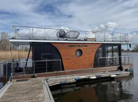 Urlaub im schwimmenden Ferienhaus, mitten in der Natur, Hotel in Kützkow
