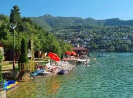 Wooden lakefront bungalow 'Miris Ljeta'