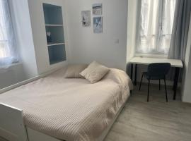Studio au pied du Château Wi-Fi Proche Gare, hotel a Montluçon