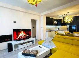 Modern & Classy Top Centre Apartment for 4 Guests & Parking