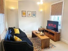 Stylish Townhouse in Leamington with parking