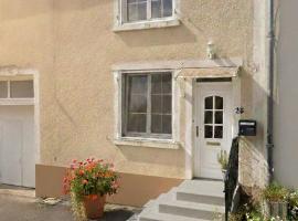 chez Émile côté face maison entière, 3 chambres, 2 salles de bains,jardin et terrasse، فندق في Humes