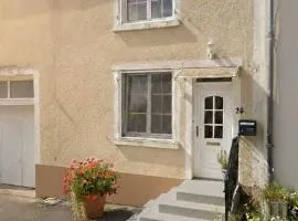 chez Émile côté face maison entière, 3 chambres, 2 salles de bains,jardin et terrasse