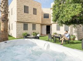 Hotel La Finca - Luxury Suites Hotel, hotel sa Beer Sheva