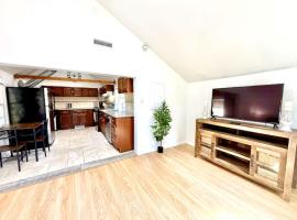 Charming Redding Cottage, hotel i Redding