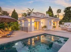 VACATION MARBELLA I Villa Ava, Private Heated Pool, Rooftop Hot Tub, Sauna, Luxury Interior, Close to Golfs, Beaches and Puerto Banus