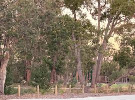 Coodanup Getaway with a bathroom in each room โรงแรมในCoodanup