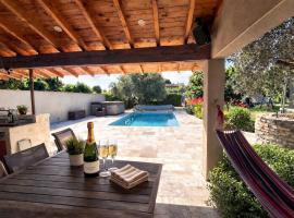 Charming house in Alès with pool & Jacuzzi, Hotel in Alès