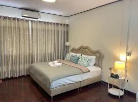 Cozy Stay , 5 mins walk to MRT Bang kapi