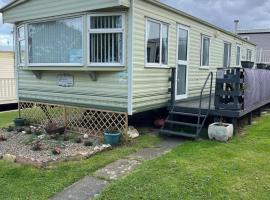 House Sleeps 8 with Sea View and Parking – hotel w mieście Reighton
