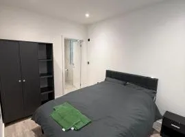 Modern En-suite Room, Near Wembley Stadium, Gladstone Park, Hampstead Heath, Brent Cross Shopping Centre
