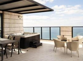 Luxury Penthouse w Jacuzzi & Sea View l Mamad, hotel a Bat Yam
