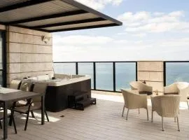 Luxury Penthouse w Jacuzzi & Sea View l Mamad