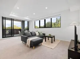 Bright & Comfy 2B2B with 2 parkings in Lyneham